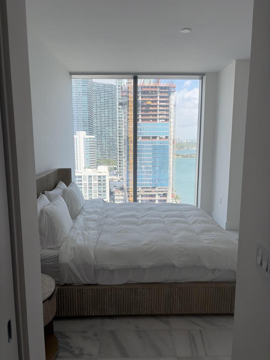 Image 4: 700NE26thTerrace_70276_4