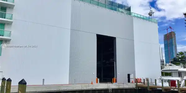 400 Sunny Isles Blvd DD201