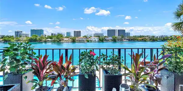 10101 E Bay Harbor Dr Unit 208