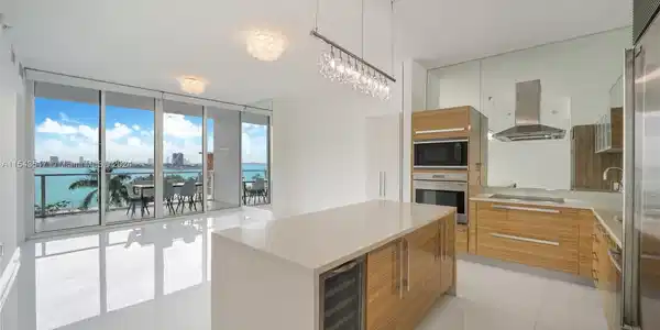 2020 N Bayshore Dr