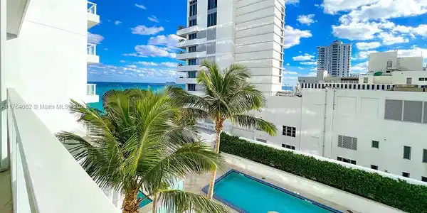 4391 Collins ave