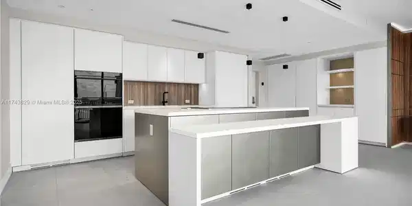 1000 Venetian Way