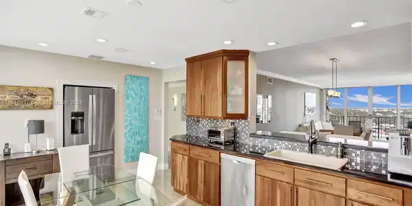 521 N Riverside Dr