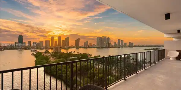 1000 Venetian Way
