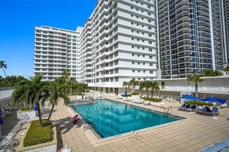 4747 Collins Ave