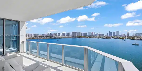 17111 Biscayne Blvd