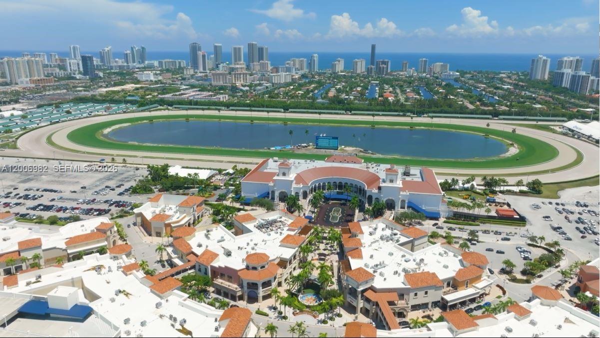 Image 2: Proximity of Gulf Stream Village: Casino, horse race, restaurants, stores, boutiques & more