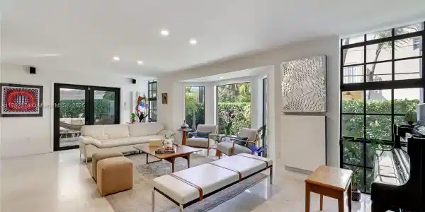 596 Fernwood Rd