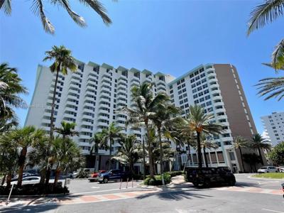 2899 Collins Ave