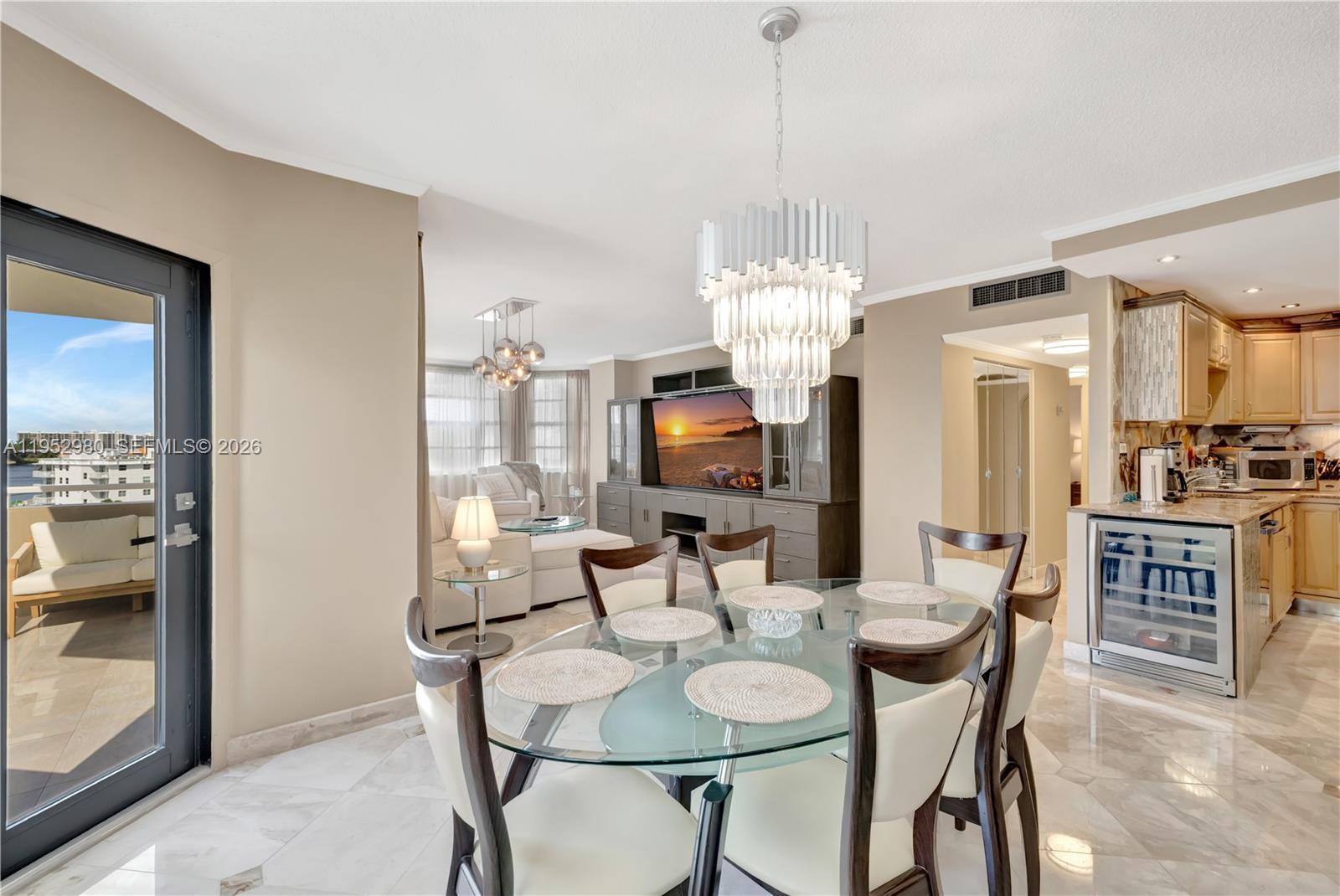 Image 3: Amazing dinning area