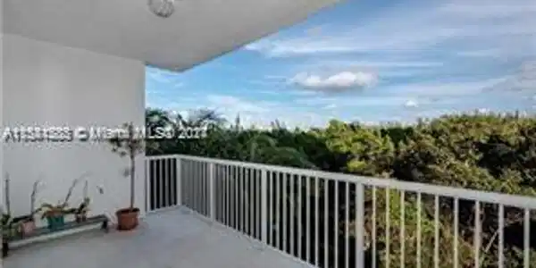 15051 Royal Oaks Ln
