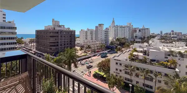 1800 Collins Ave