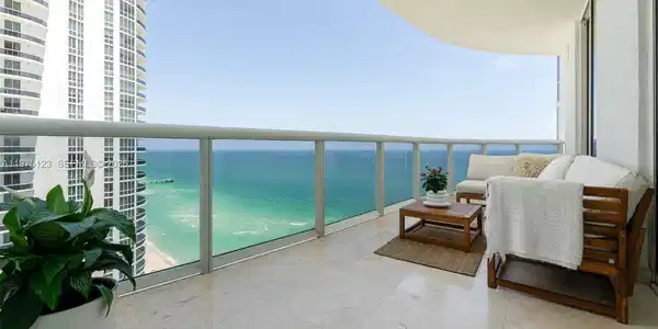 15901 Collins Ave