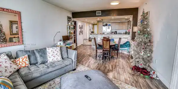 15051 Royal Oaks Ln