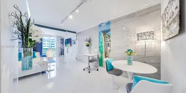 800 West Ave
