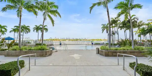 800 West Ave