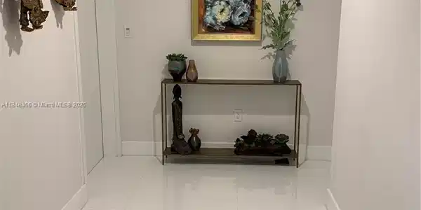 Image 2: Spacious Private Foyer