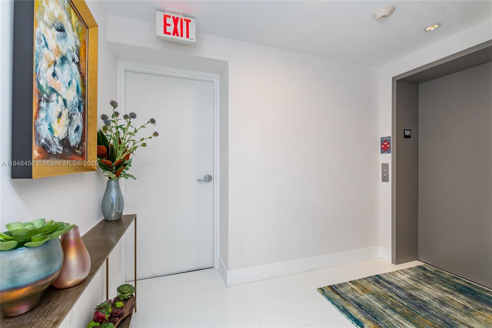 Image 3: Private Foyer