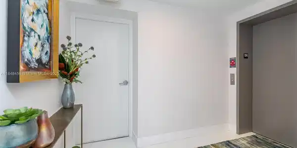 Image 3: Private Foyer