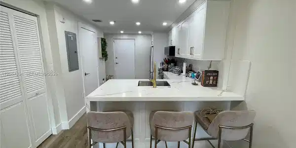 Image 3: Eat in Kitchen
