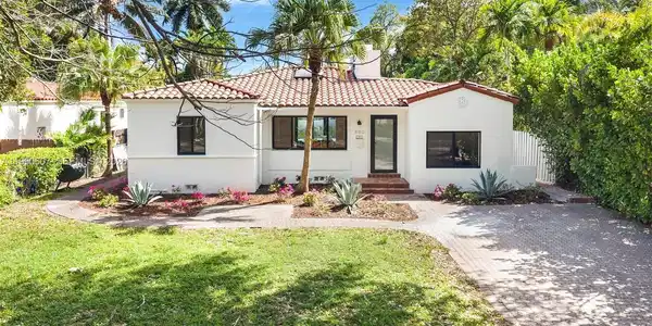 880 NE 72nd Ter