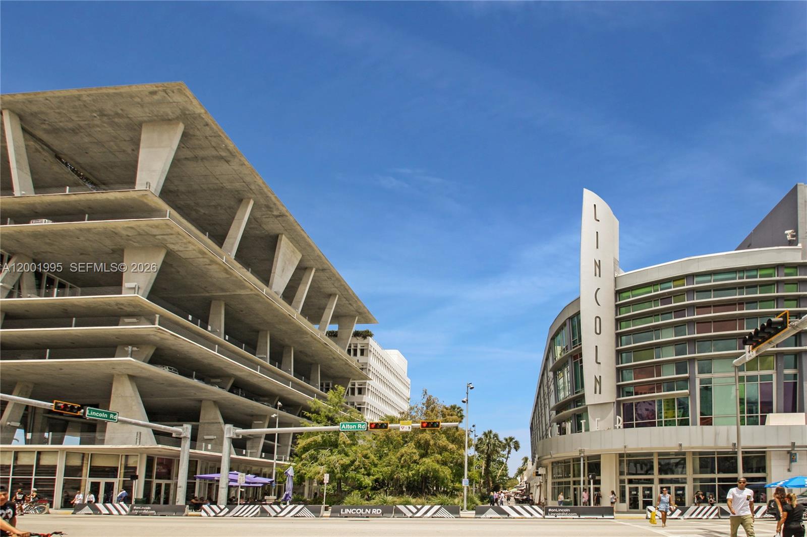 Image 4: World famous Lincoln Road in South Beach!