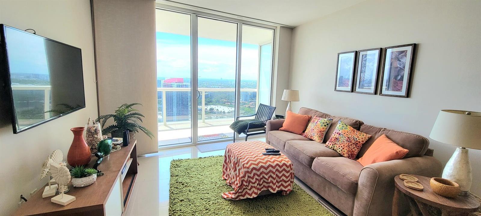 Image 4: Living Area