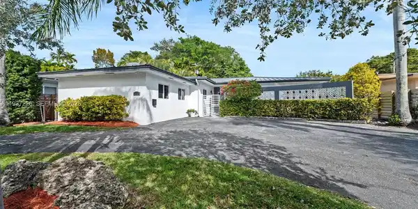 218 S Shore Dr