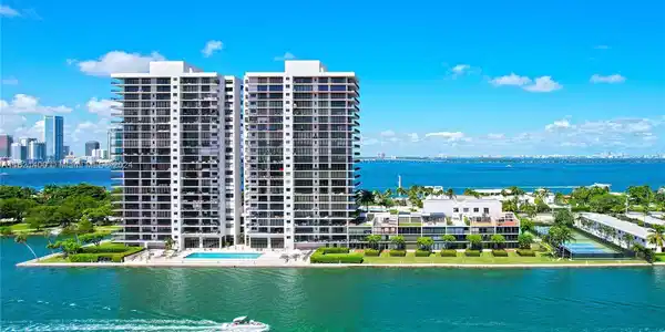 1000 Venetian Way