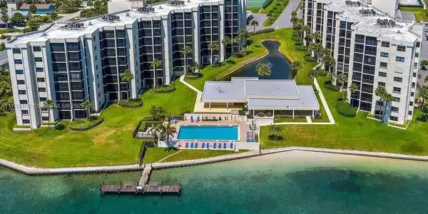 19800 Sandpointe Bay Dr