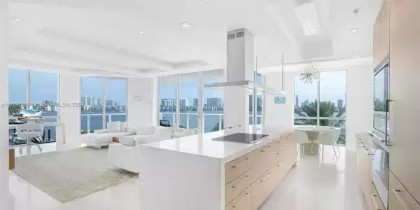 17111 Biscayne Blvd
