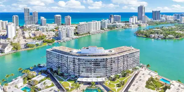 900 Bay Dr