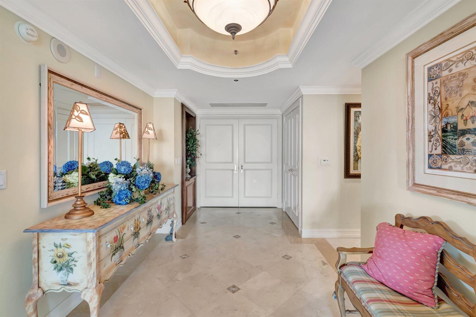Image 4: Foyer