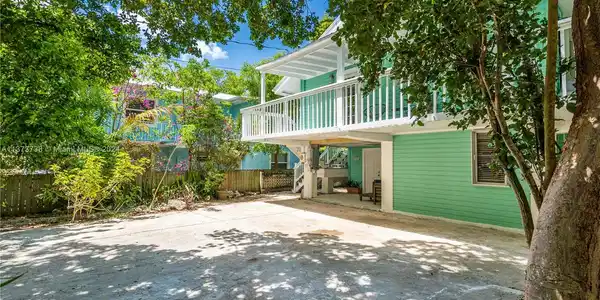 210 Palm Ave