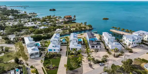 735 50 ST Gulf, Marathon