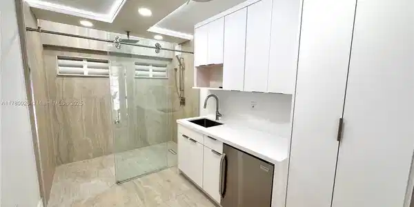 2899 Collins Ave