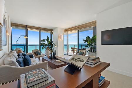 2201 Collins Ave