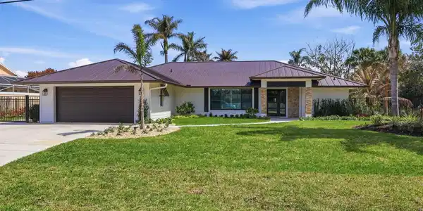 1489 SW Pine Tree