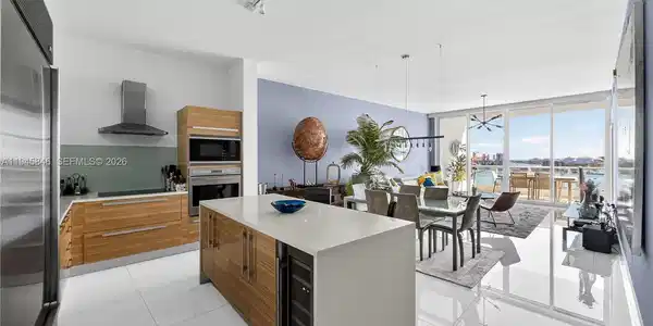 2020 N Bayshore Dr