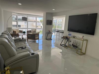 6423 Collins Ave