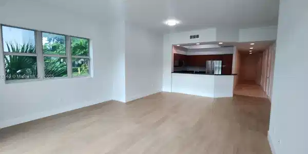 15051 Royal Oaks Ln