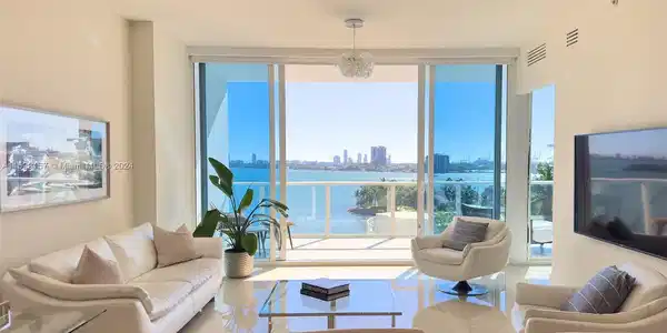 2020 N Bayshore Dr