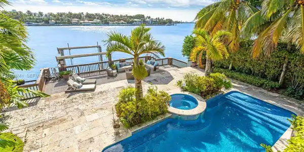 1398 Bay Dr
