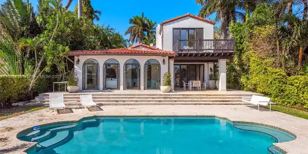 527 E Dilido Dr