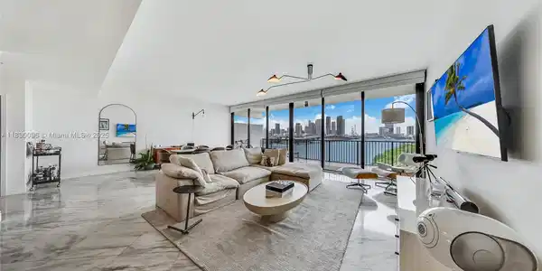 1000 Venetian Way
