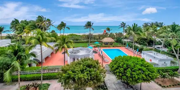 2401 Collins Ave