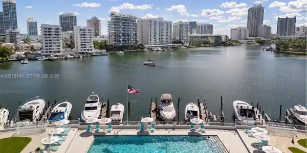 900 Bay Dr DS14