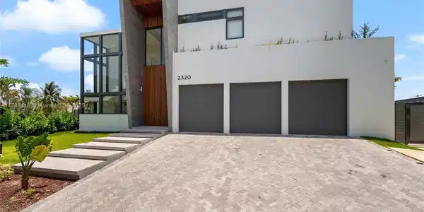 2320 NE 49th St