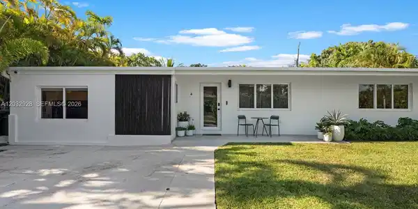 1945 Alamanda Dr