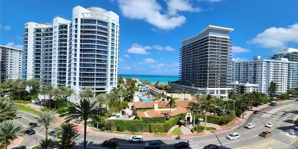 5900 Collins Ave